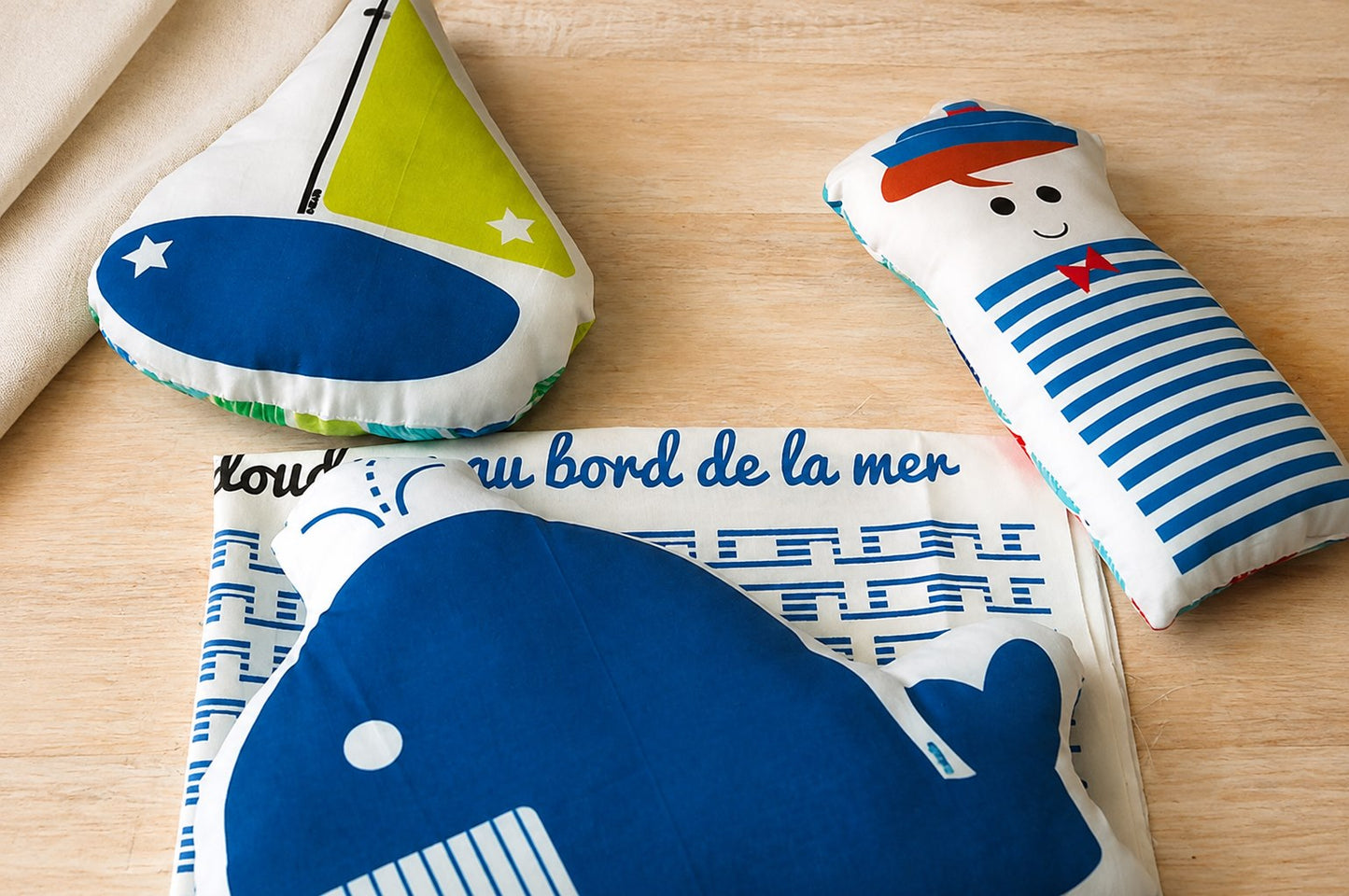 les petites poupées au bord de la mer