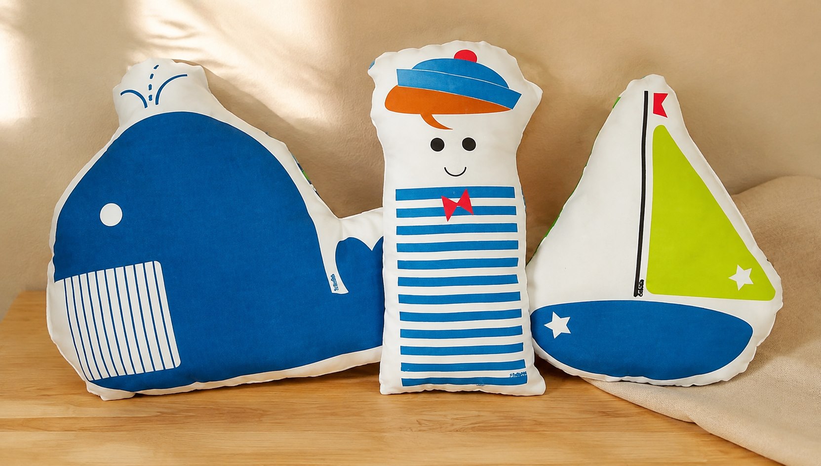 les petites poupées au bord de la mer